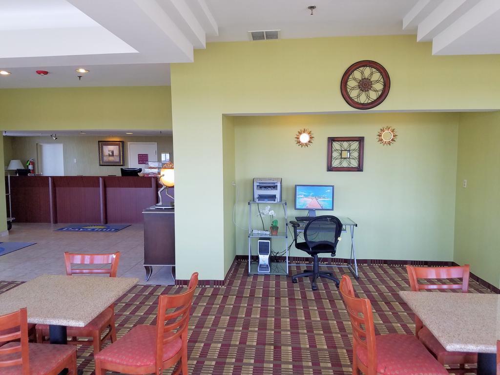 Days By Wyndham / Bradley Intl Airport Windsor Locks
